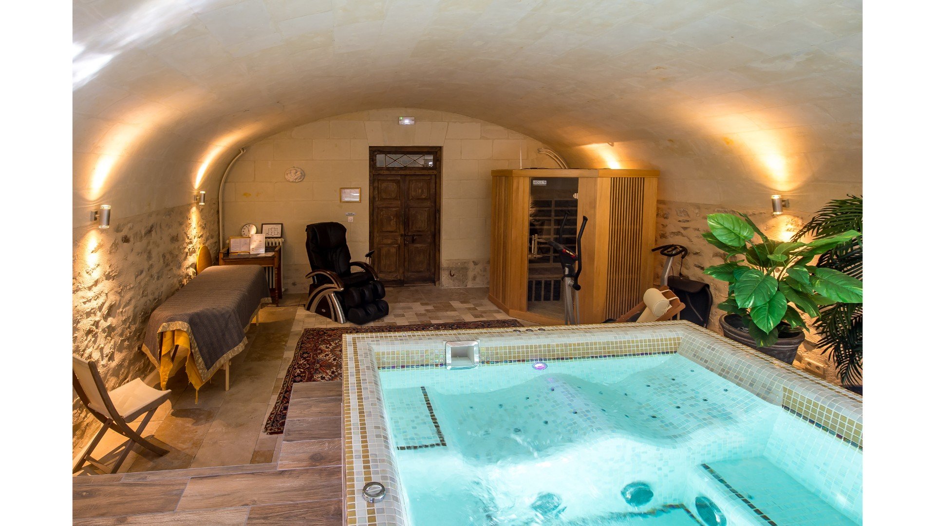 127/piscine  spa/Spa bain bouillonnant Chateau de Verrieres.jpg